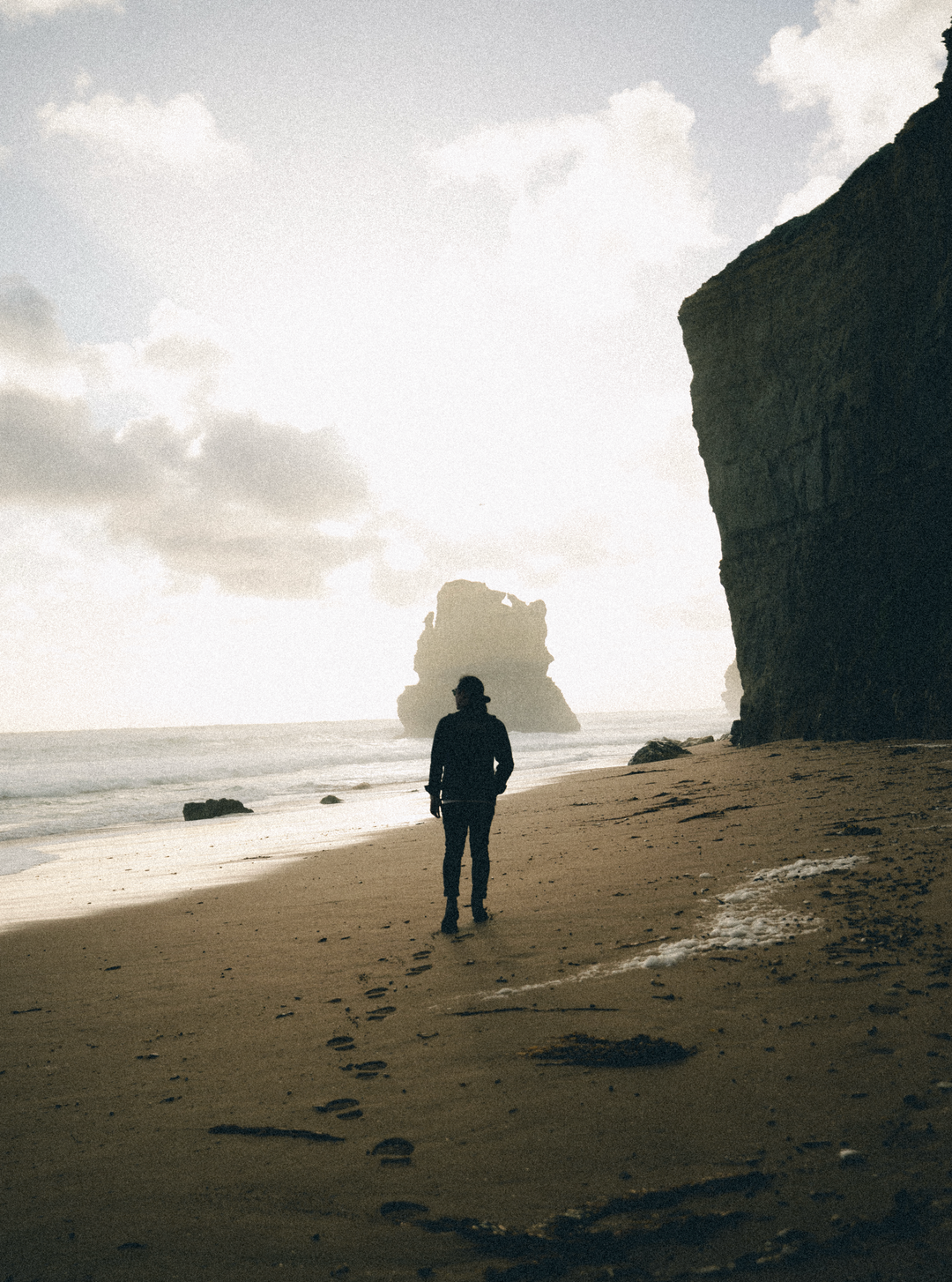 Going Solo vs Going With People: The Psychology Nobody Talks About